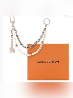 LOUIS VUITTON
Metal Pearls Mini Chain Belt Bag Charm Silver